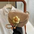 Beigefarbene gewebte Satteltasche mit gelber Blumenverzierung für den Strandurlaub - Khaki