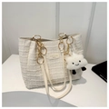 Dettaglio della borsa tote in tweed bianco con catena dorata e ciondolo a nuvola - Bianco (Con Ciondolo)