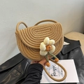 Khakifarbene Umhängetasche mit weißer Stoffblume und geflochtenem Schulterriemen - Braun