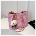 Dettaglio borsa tote in tweed rosa con catena dorata e ciondolo a nuvola - Rosa (Con Ciondolo)