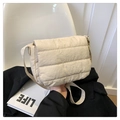Sac bandoulière en nylon matelassé beige avec large bandoulière au style minimaliste doux - Kaki