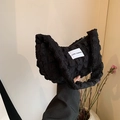 Borsa a spalla nera in tessuto a bolle arricciato con etichetta Love Fashion chic - Nero