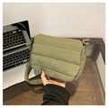 Sac à bandoulière matelassé vert herbe avec texture rembourrée et rabat - Vert