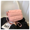 Sac bandoulière en nylon matelassé rose avec large sangle au style décontracté chic - Rose