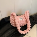 Borsa a mano rosa a bolle con etichetta LOVE FASHION su giacca di pelle nera sfondo - Rosa