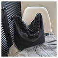 Détail du sac bandoulière en nylon noir avec poignée froncée et fermeture éclair métallique - Noir