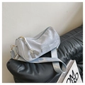 Bolso cilíndrico de terciopelo azul claro con correa ancha y detalles metálicos - Azul