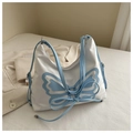 Detalle de bolso hobo de cuero PU blanco con patchwork de mariposa azul y lazo - Blanco con Azul