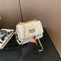 Mini borsa trapuntata bianca con tracolla a catena dorata e chiusura a girello - Bianco Sporco