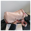 Bolso cilíndrico de terciopelo rosa con correa ancha tejida y herrajes en tono dorado - Rosa