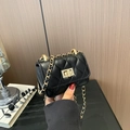 Mini borsa a tracolla classica trapuntata nera con catena dorata e chiusura a scatto - Nero