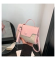 Kleine quadratische Handtasche aus rosa und beigem Strohgeflecht mit Schultergurt - Rosa