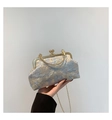 Λεπτομέρεια vintage ζακάρ τσάντας clutch με μεταλλική λαβή κρίκο και κλείσιμο κλιπ - Μπλε
