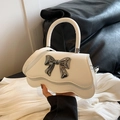 Borsa a tracolla in pelle bianca con fiocco metallico argento e patta sagomata - Bianco