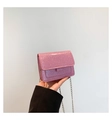Mini sac bandoulière rose pailleté avec fine chaîne argentée et rabat de fermeture - Rose