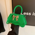 Elegante borsa a tracolla verde brillante con bordi ondulati e fiocco in metallo dorato - Verde