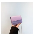 Mini sac à paillettes violettes brillantes avec fine chaîne en métal et texture réfléchissante - Violet