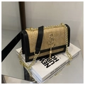 Beige gewebte Umhängetasche mit schwarzem Lederbesatz und goldener Kette auf Büchern - Schwarz
