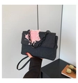 Donkergrijze denim tas met opvallende roze patch en een dikke zwarte acrylaat kettingriem - Zwart