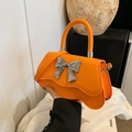 Sac à bandoulière orange vif avec nœud en métal argenté et bordure ondulée en cuir - Orange
