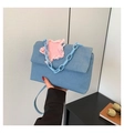 Blauwe denim schoudertas met roze ster-patch en een blauwe acryl kettingriem - Lichtblauw