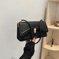Bolso de hombro minimalista en cuero negro mate con hebilla dorada y solapa - Negro