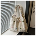 Détail du sac cabas en toile blanche avec broderie florale et textures à franges - Style de Broderie de Fleurs Colorées (款一)