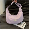 Detalle de bolsa media luna de nailon lavanda con correa ajustable y etiqueta tejida - Morado