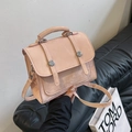 Borsa a tracolla retrò rosa chiaro con fibbie argentate e tracolla regolabile - Rosa