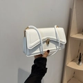 Bolso bandolera rectangular blanco minimalista con cierre dorado y correa ajustable - Blanco