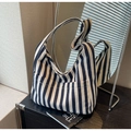 Detailansicht der blau-weiß gestreiften Canvas-Einkaufstasche mit praktischer Tasche - Blau