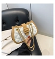 Detalle de bolso bandolera blanco acolchado con ribete de cuero y cadena dorada - Caqui