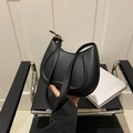Borsa a spalla minimalista nera a mezzaluna in pelle liscia con fibbia in oro lucido - Nero
