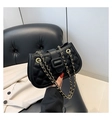 Detalle de bolso acolchado negro con cadena dorada y cierre de hebilla metálica - Negro