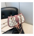 Detalle del bolso bandolera acolchado en rosa y blanco con correa de cadena dorada - Rosa