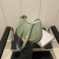 Borsa a tracolla a mezzaluna verde chiaro minimalista con cuciture a U e dettagli oro - Verde