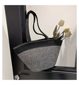 Dettaglio borsa shopper intrecciata bianca e nera con manici robusti e decoro tulipano - Stile 1 Nero