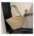 Dettaglio di una grande borsa tote in paglia a righe con manici intrecciati color kaki - Stile 2 Cachi