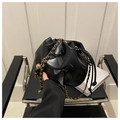 Schicke schwarze Kordelzug-Beuteltasche mit Schleifendetail und goldener Kette - Schwarz
