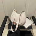 Elegante borsa a tracolla bianca a mezzaluna con goffratura a U e dettagli dorati - Beige