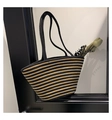 Détail d'un cabas en paille tissée à rayures noires et jaunes suspendu à une porte - Style 2 Noir & Khaki