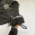 Mini borsa a tracolla nera in pelle cerata lucida con dettagli in catena metallica - Nero