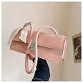 Borsa a spalla rosa scamosciata con sciarpa di seta sul manico e fibbia di strass - Rosa