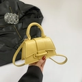 Borsa a tracolla gialla a clessidra con base curva e manico superiore su pelle nera - Giallo