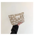 Dettaglio della borsa da trucco in tela kaki con cuori bianchi e manico decorativo di perle - Cachi