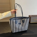 Borsa tote in tela a righe blu navy con trama intrecciata e spallacci lunghi - Blu