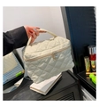 Détail d'une trousse à maquillage matelassée blanc cassé avec losanges et zip doré - Blanc