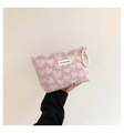Dettaglio borsa in tela rosa con motivo a cuori, manico di perle e cerniera in metallo - Rosa