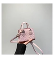 Nahaufnahme der rosa gesteppten Mini-Handtasche mit goldener Hardware und Rundgriffen - Rosa