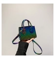 Makroaufnahme des Steppmusters der kleinen quadratischen Lacklederhandtasche - Königsblau